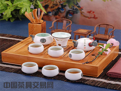 茶壺里的茶垢 隱藏的健康隱患與茶具清潔之道